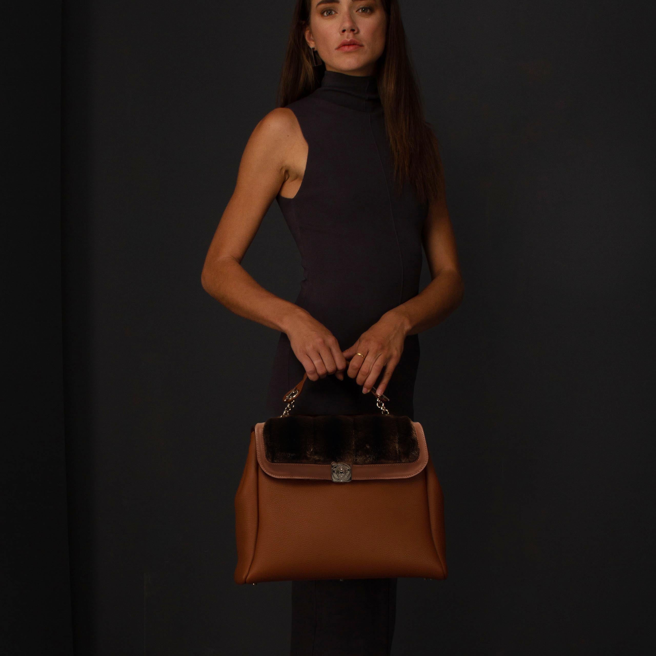 Small bag - Removable flap and shoulder handle