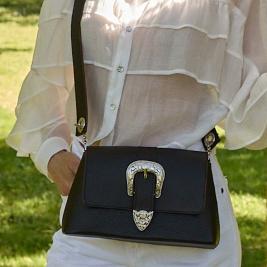 Lolo-Chatenay-sac-medium-noir-rabat-amovible-gus-mexicain-western-bandouliere_porte_gros plan