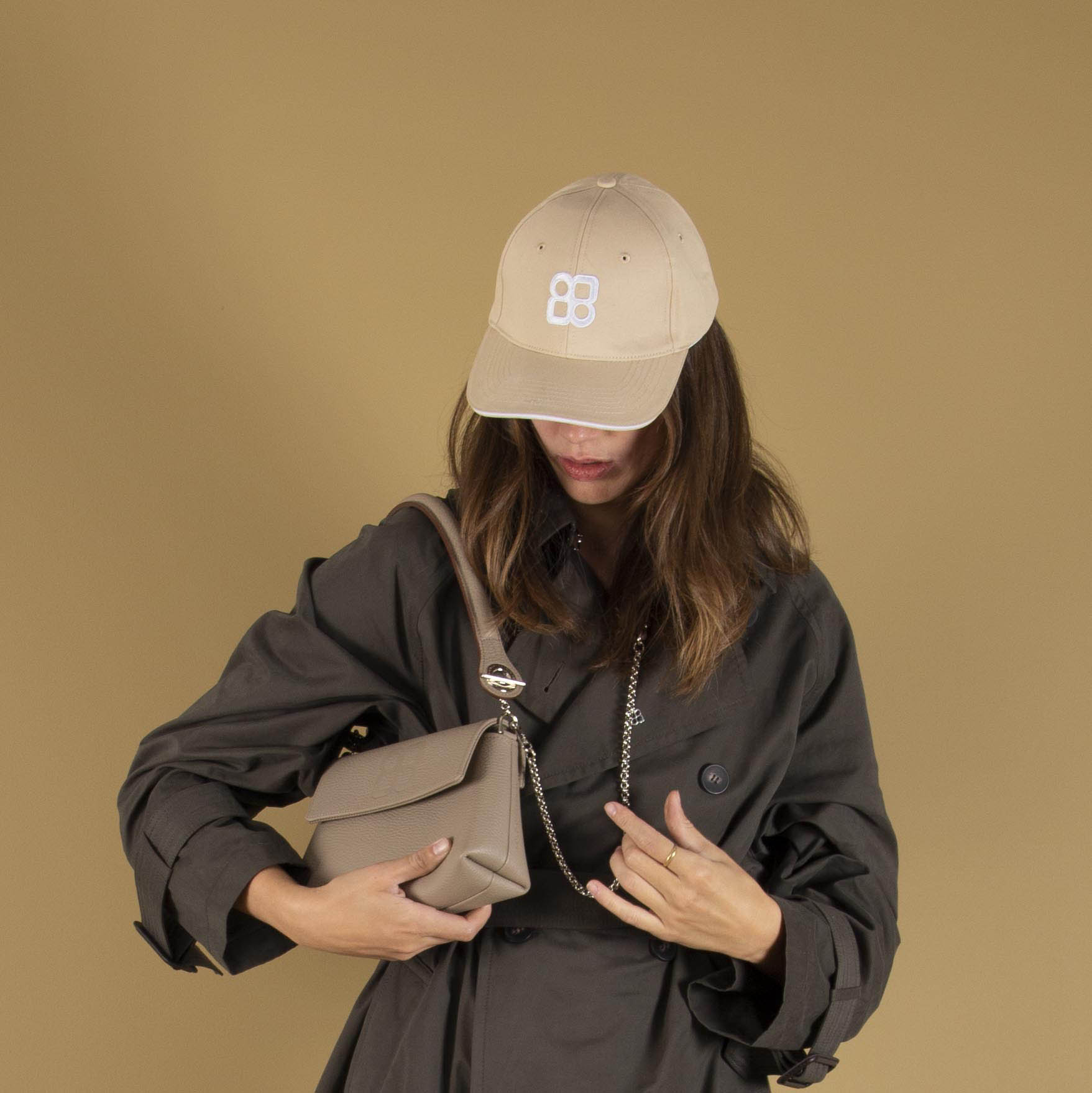 SAC-MINI-TAUPE-POIGNEE-EPAULE-CHAINE-BANDOULIERE-MOUSQUETONS-CASQUETTE-BEIGE-1-LOLO CHATENAY