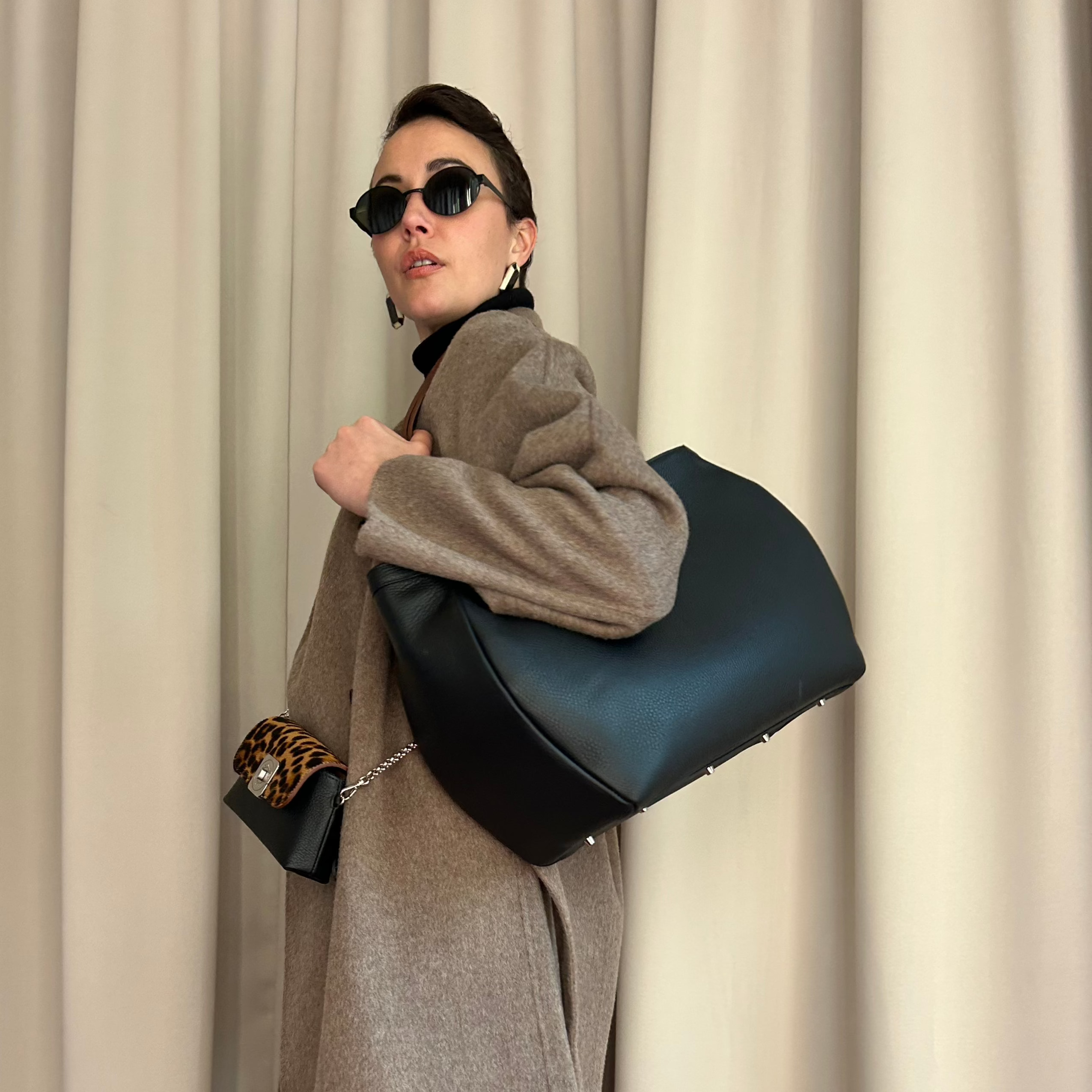 cabas-48H-nano-xl-cuir-luxe-noir-poignees-chaine-bandouliere-porte-003-lolo-chatenay