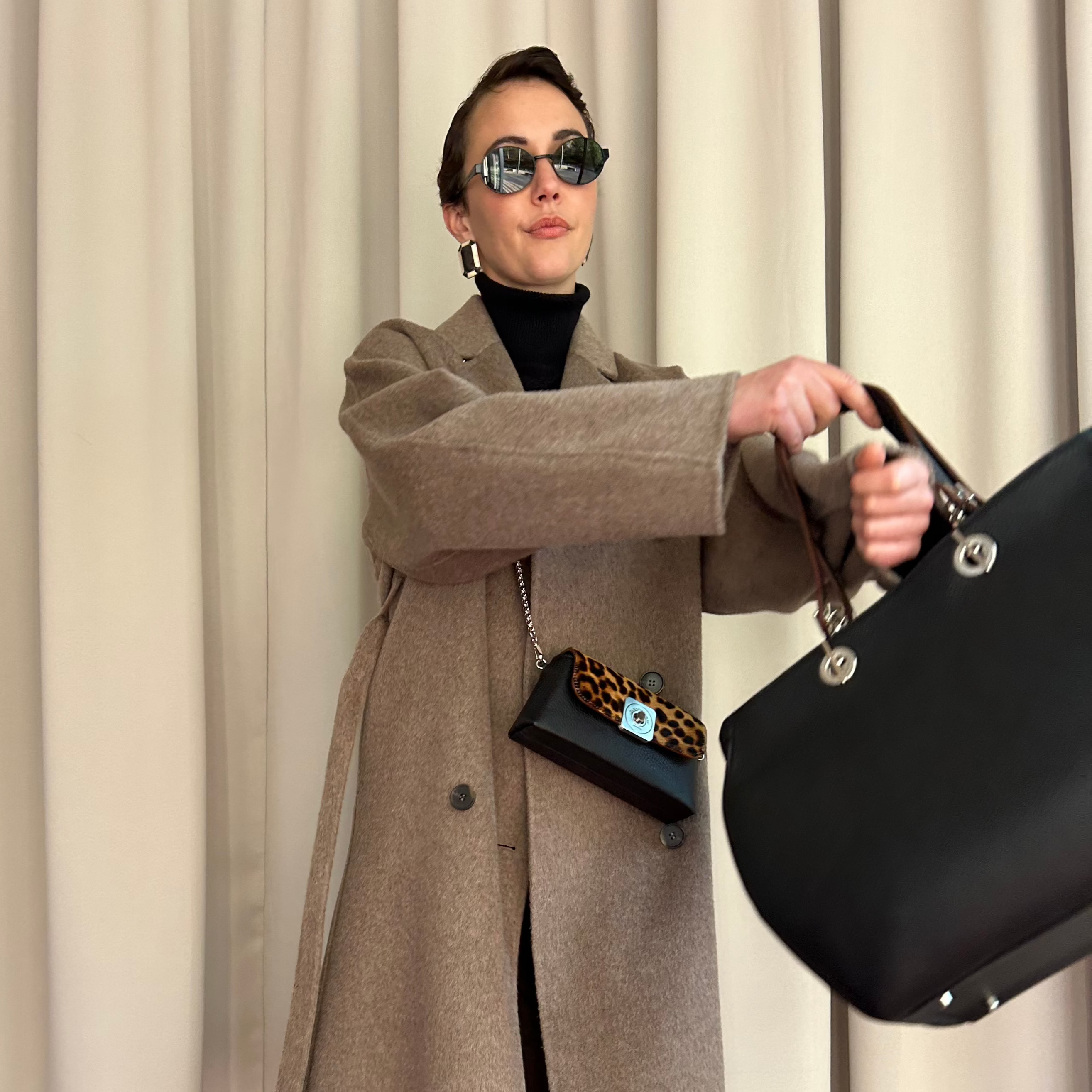 cabas-48H-nano-xl-cuir-luxe-noir-poignees-chaine-bandouliere-porte-006-lolo-chatenay