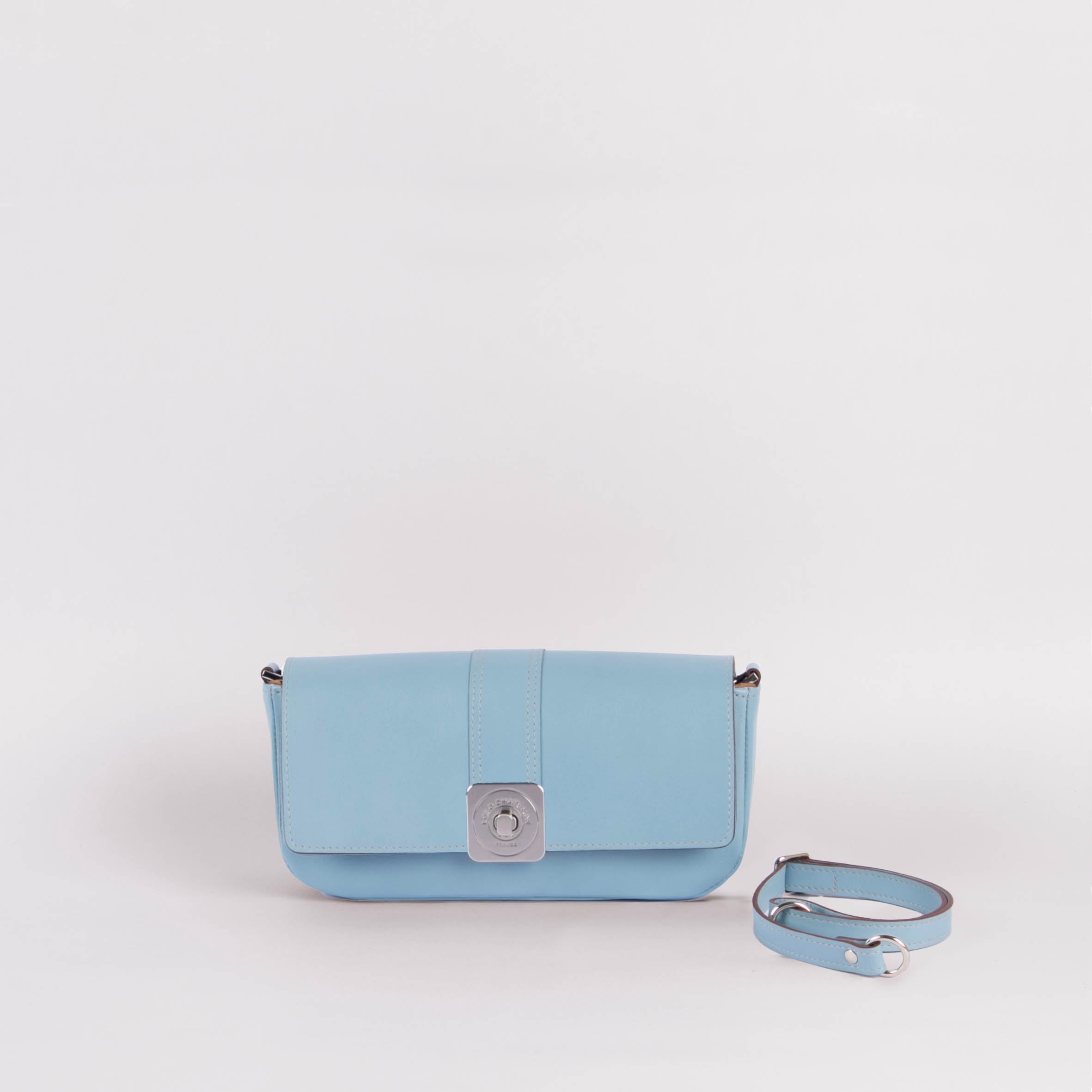 sac-auguste-cuir-luxe-bleu-pastel-baguette-bandouliere-001-lolo-chatenay