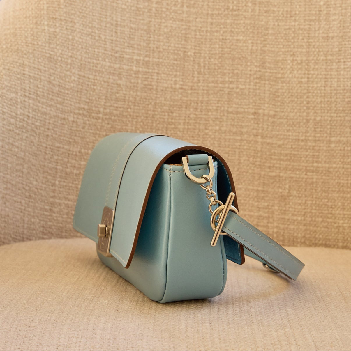 sac-auguste-cuir-luxe-bleu-pastel-baguette-bandouliere-007-lolo-chatenay
