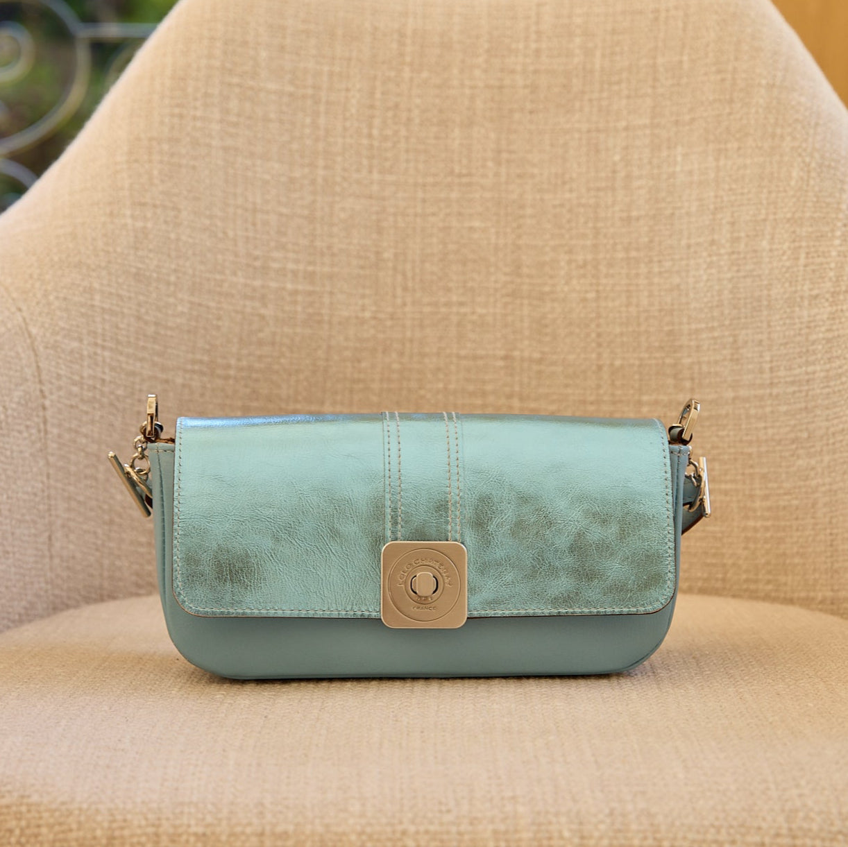 sac-auguste-cuir-luxe-bleu-pastel-metallise-baguette-soiree-bandouliere-004-lolo-chatenay