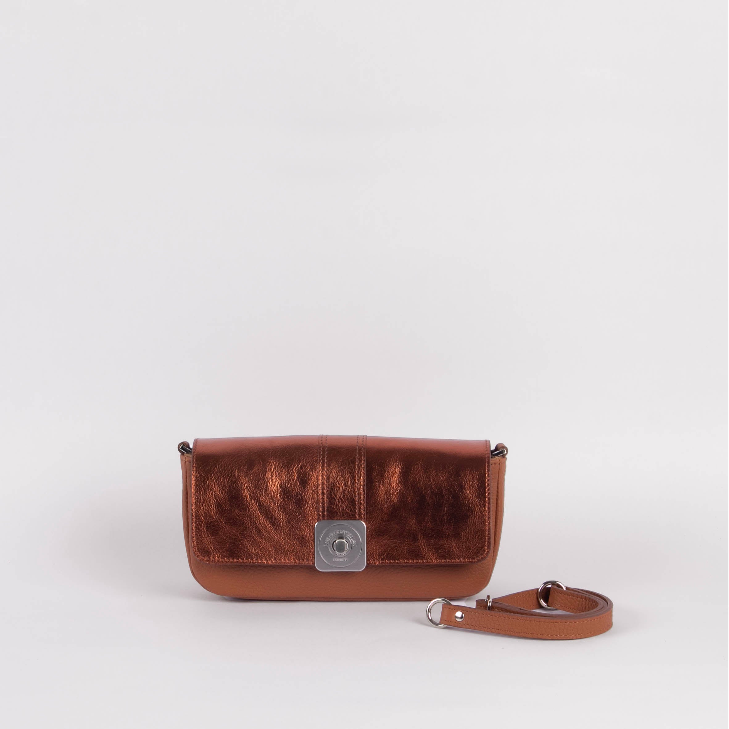 sac-auguste-cuir-luxe-camel-et-metallise-baguette-soiree-bandouliere-002-lolo-chatenay