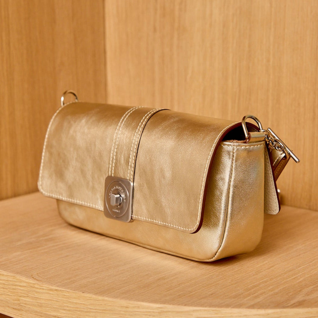sac-auguste-cuir-luxe-champagne-metallise-baguette-soiree-bandouliere-004-lolo-chatenay