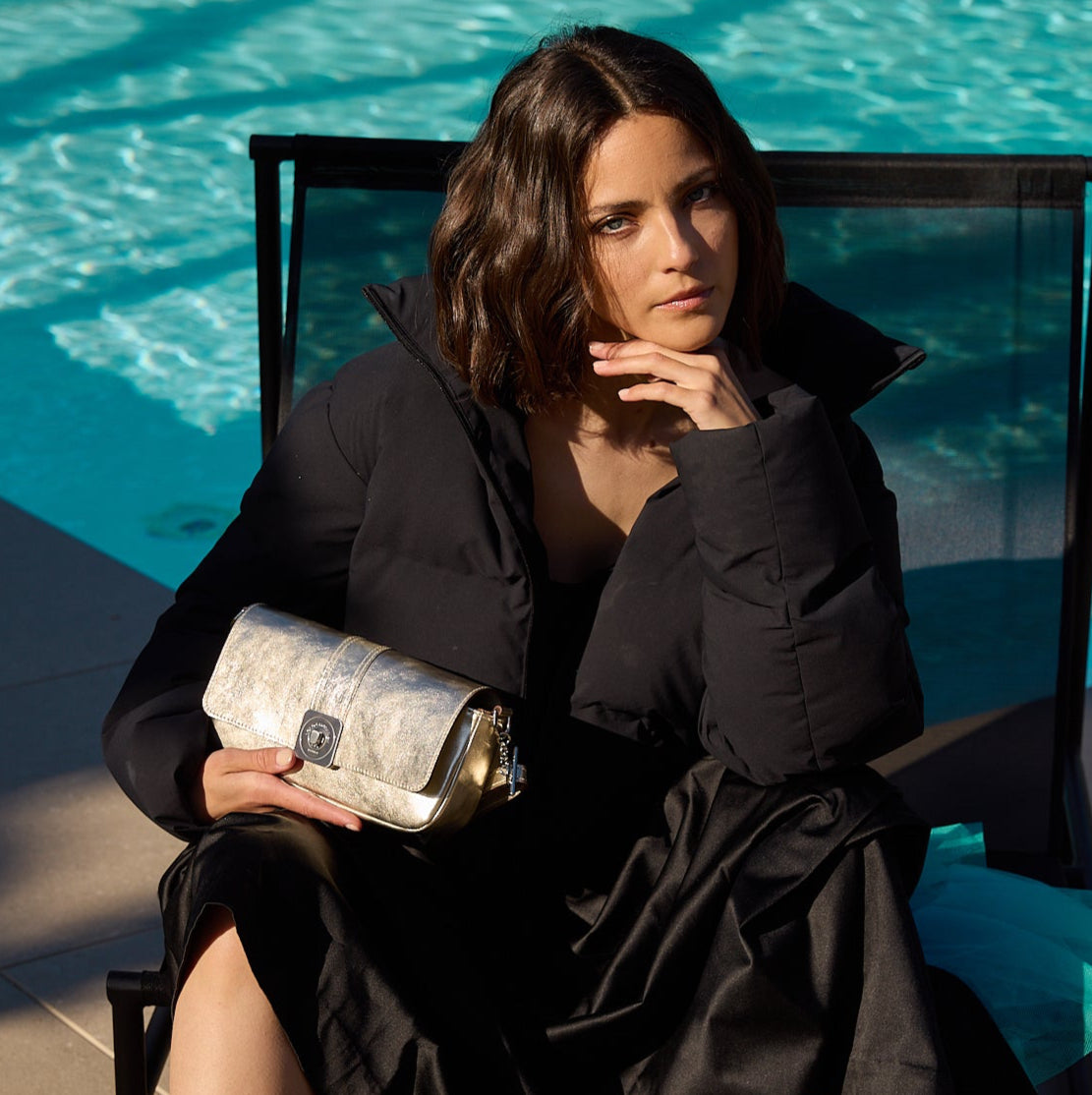 sac-auguste-cuir-luxe-champagne-metallise-baguette-soiree-bandouliere-porte-001-lolo-chatenay