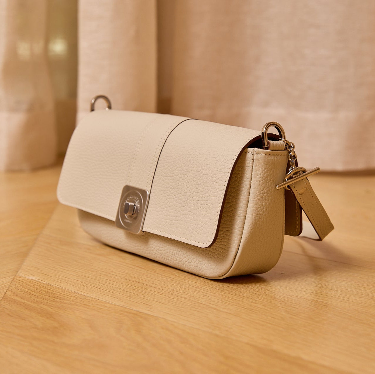 sac-auguste-cuir-luxe-ecru-perle-baguette-bandouliere-007-lolo-chatenay