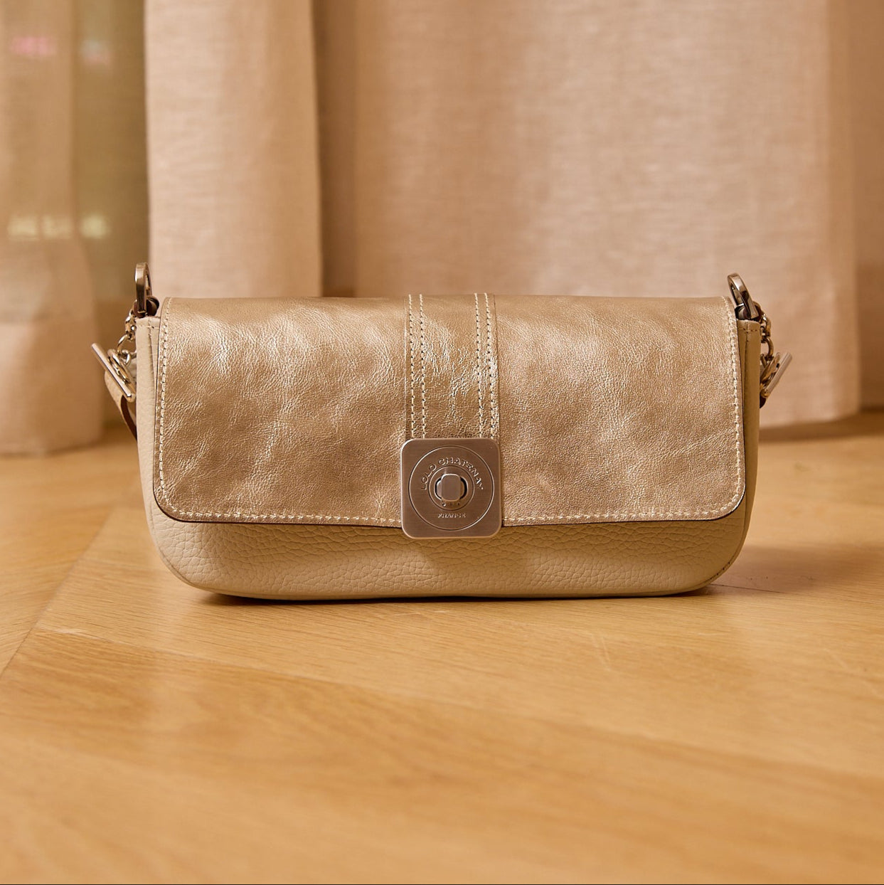 sac-auguste-cuir-luxe-ecru-perle-et-metallise-baguette-soiree-bandouliere-004-lolo-chatenay