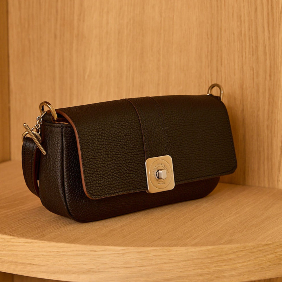 sac-auguste-cuir-luxe-noir-baguette-bandouliere-004-lolo-chatenay