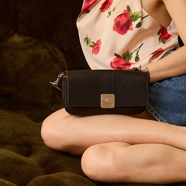 sac-auguste-cuir-luxe-noir-baguette-bandouliere-porte-006-lolo-chatenay