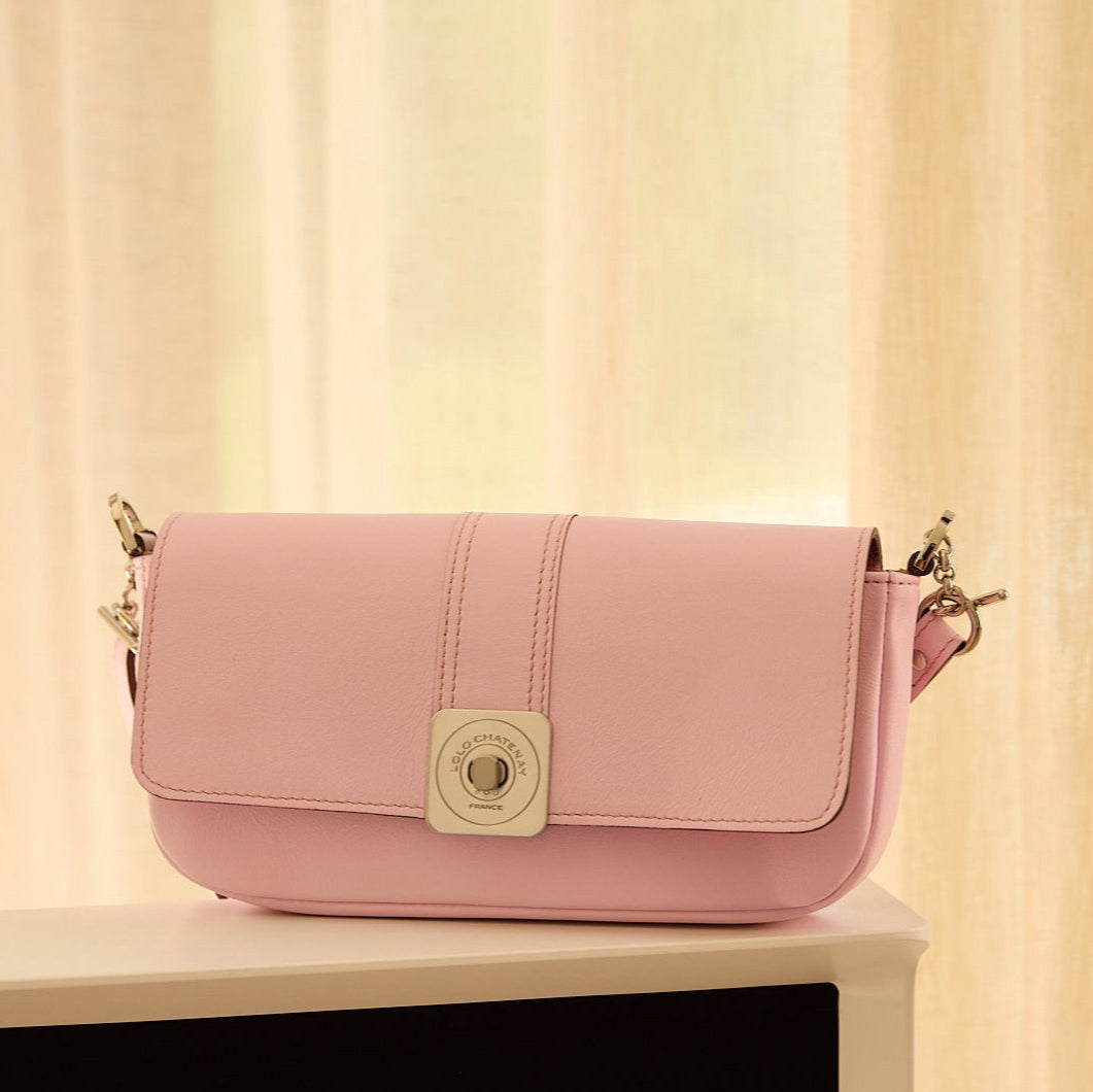 sac-auguste-cuir-luxe-rose-pastel-baguette-bandouliere-003-lolo-chatenay