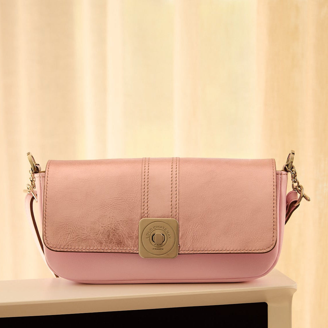 sac-auguste-cuir-luxe-rose-pastel-et-metallise-baguette-soiree-bandouliere-002-lolo-chatenay