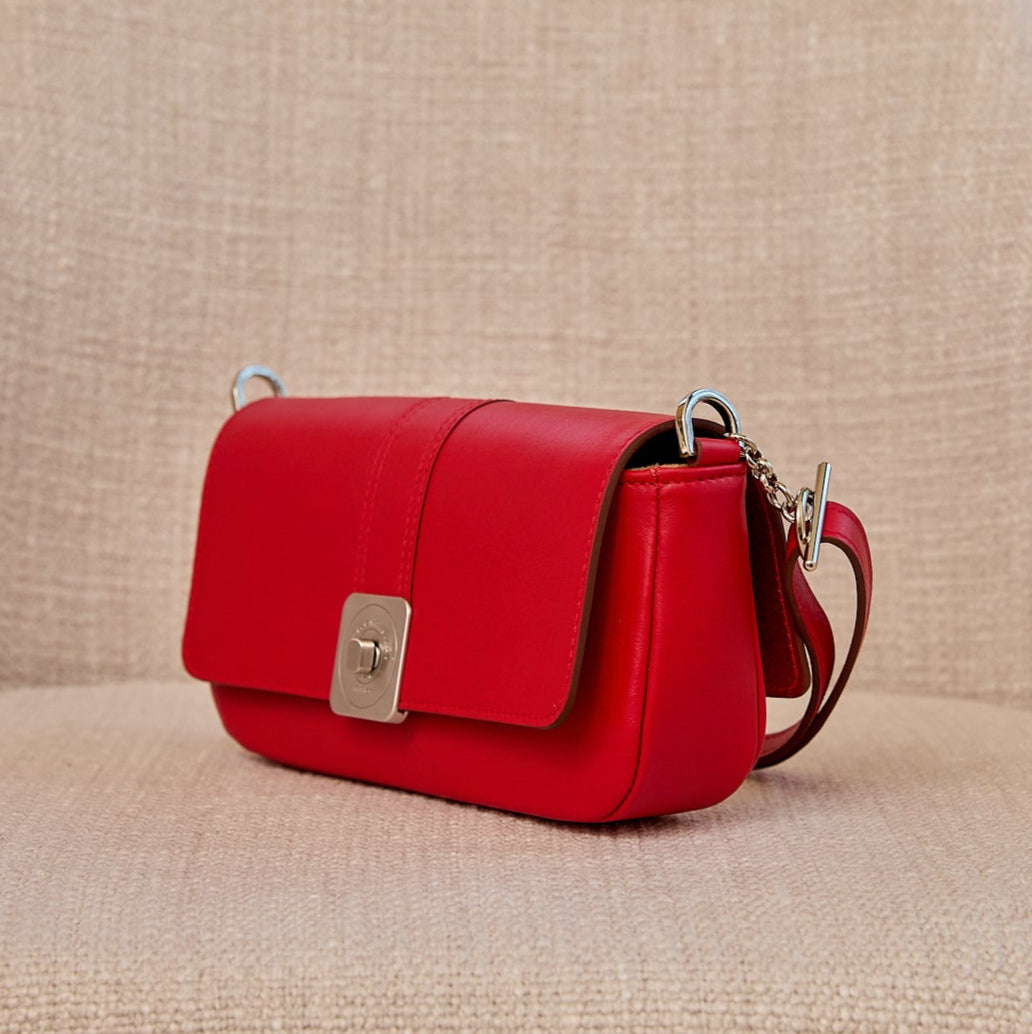 sac-auguste-cuir-luxe-rouge-baguette-bandouliere-007-lolo-chatenay