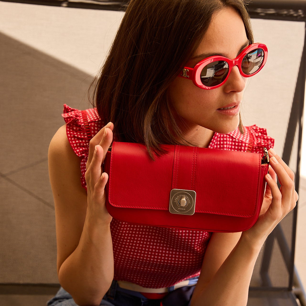 sac-auguste-cuir-luxe-rouge-baguette-bandouliere-porte-008-lolo-chatenay