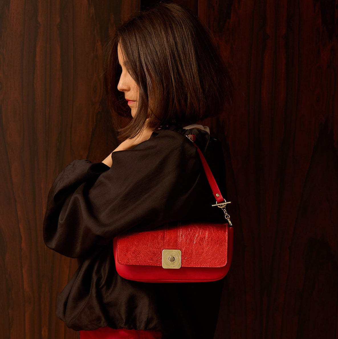 sac-auguste-cuir-luxe-rouge-et-metallise-baguette-bandouliere-porte-011-lolo-chatenay