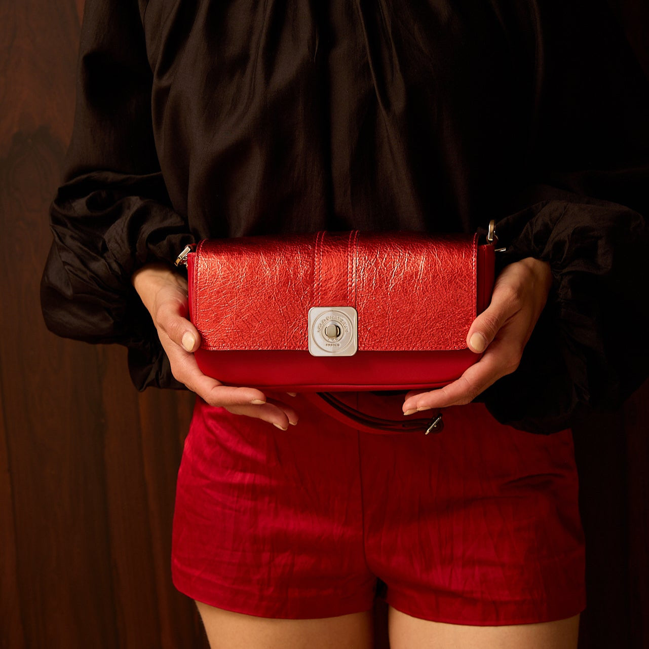 sac-auguste-cuir-luxe-rouge-et-metallise-baguette-bandouliere-porte-012-lolo-chatenay
