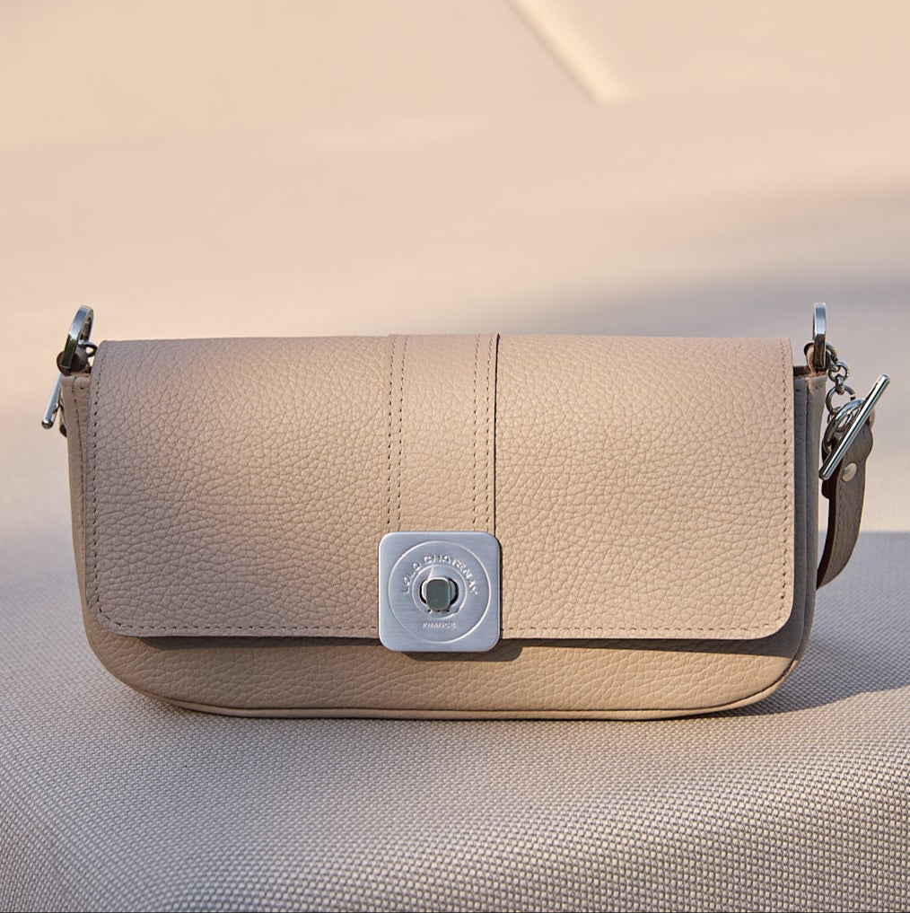 sac-auguste-cuir-luxe-taupe-baguette-bandouliere-005-lolo-chatenay