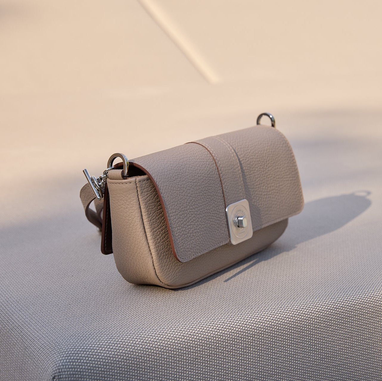 sac-auguste-cuir-luxe-taupe-baguette-bandouliere-006-lolo-chatenay