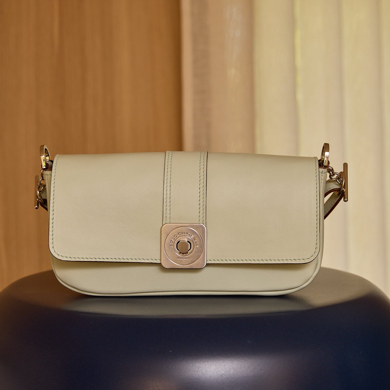 sac-auguste-cuir-luxe-vert-pastel-baguette-bandouliere-003-lolo-chatenay