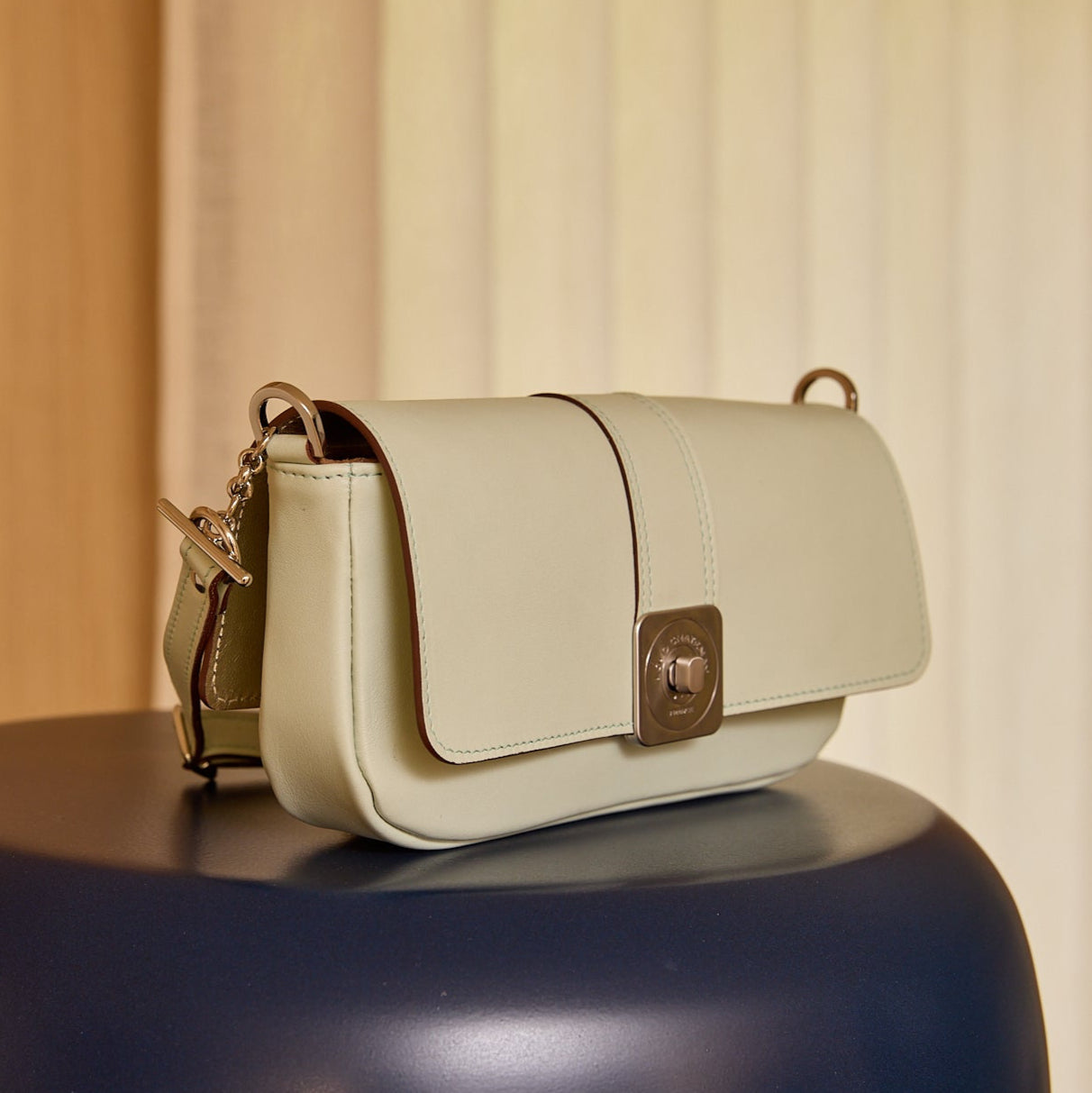 sac-auguste-cuir-luxe-vert-pastel-baguette-bandouliere-005-lolo-chatenay