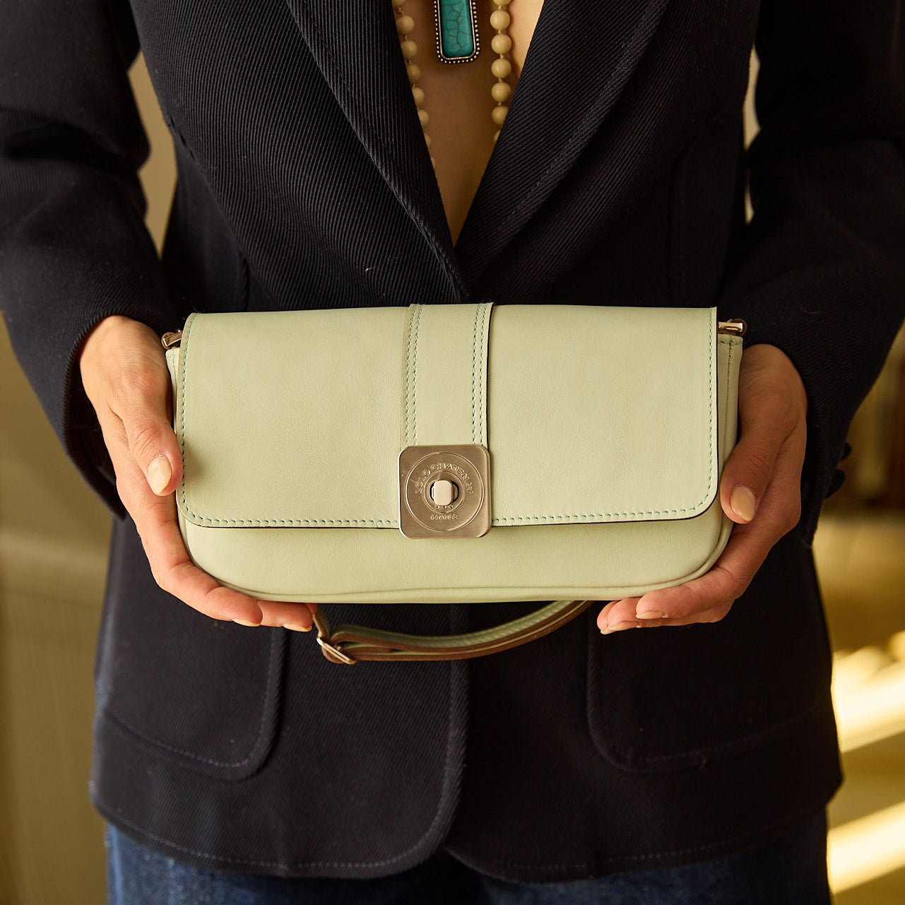 sac-auguste-cuir-luxe-vert-pastel-baguette-bandouliere-porte-001-lolo-chatenay