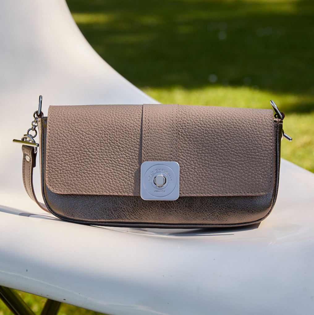 sac-auguste-cuir-luxe-metallise-mordore--et-taupe-baguette-bandouliere-002-lolo-chatenay