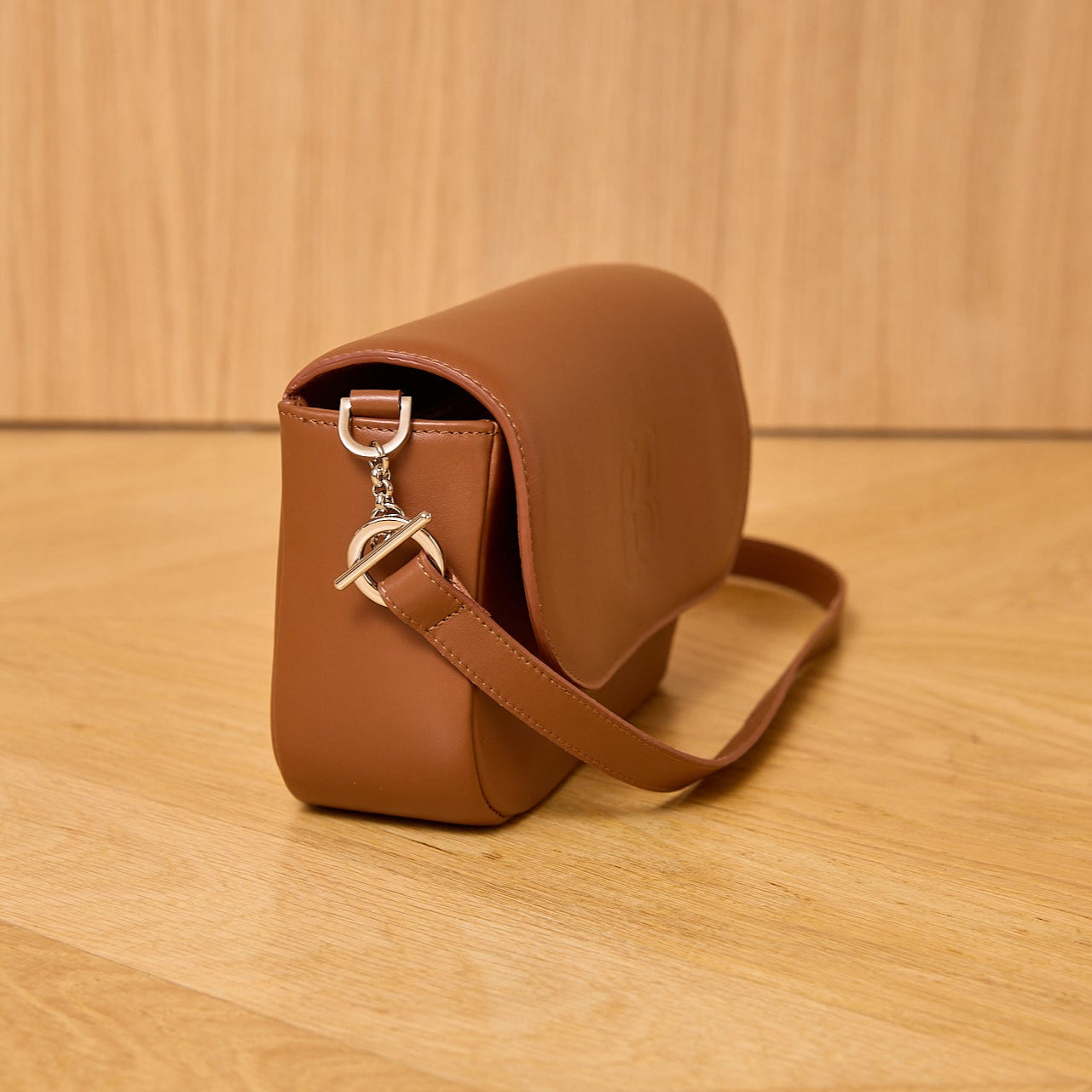 sac-jeanne-cuir-luxe-camel-bandouliere-004-lolo-chatenay