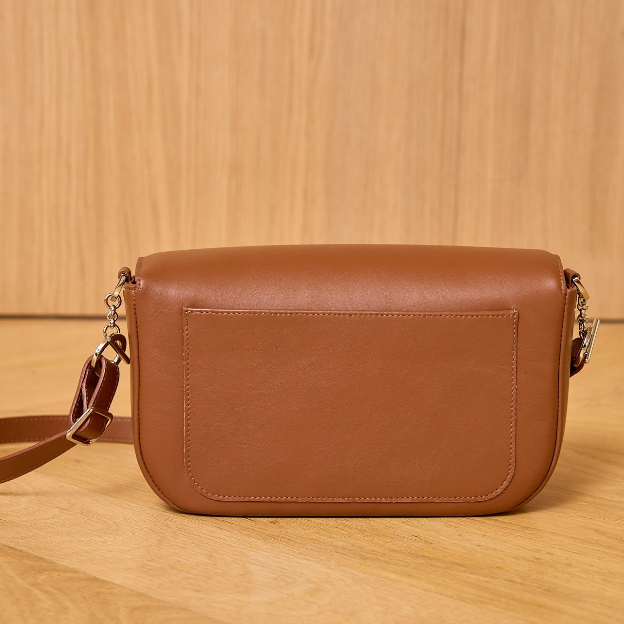 sac-jeanne-cuir-luxe-camel-bandouliere-poche-arriere-003-lolo-chatenay