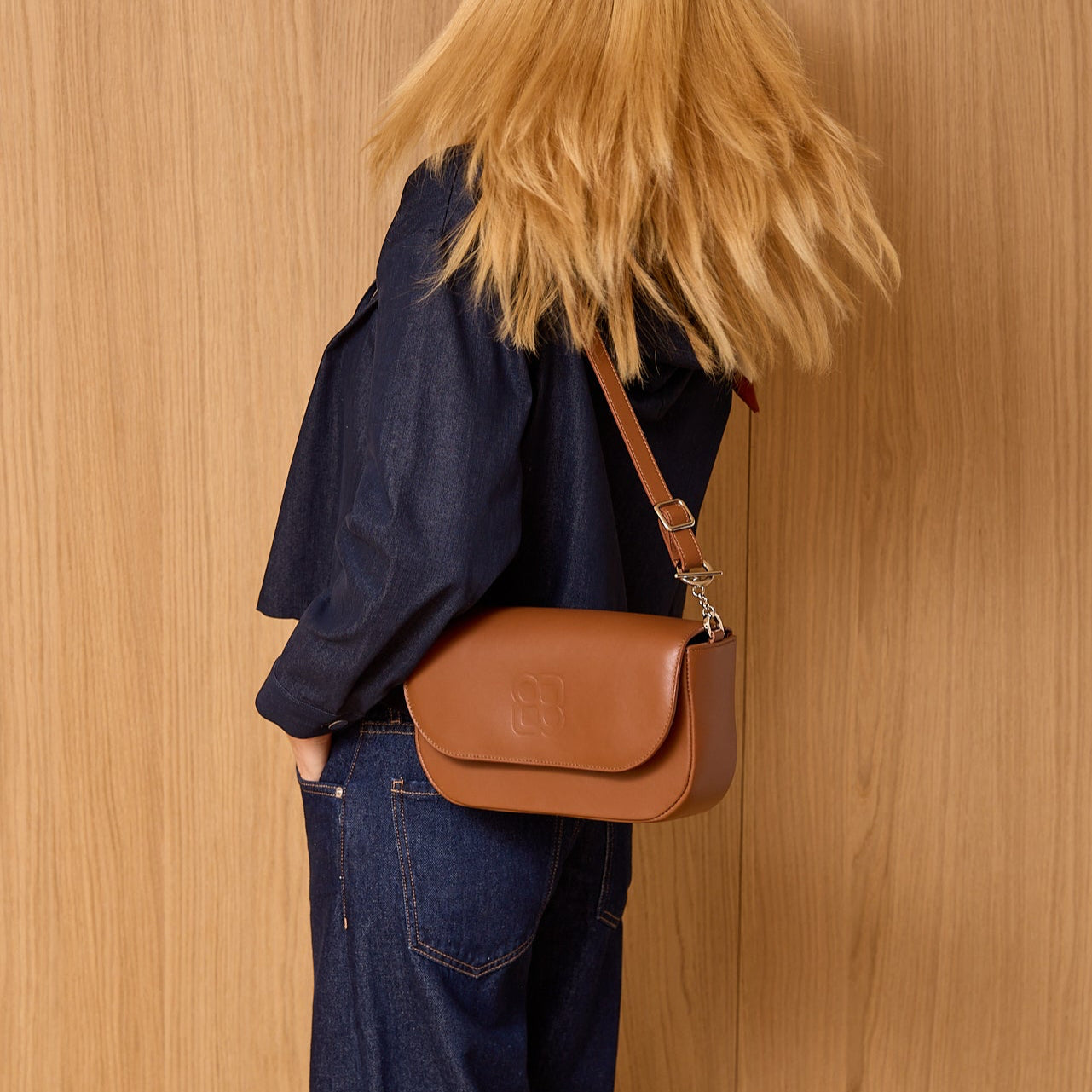 sac-jeanne-cuir-luxe-camel-bandouliere-porte-007-lolo-chatenay