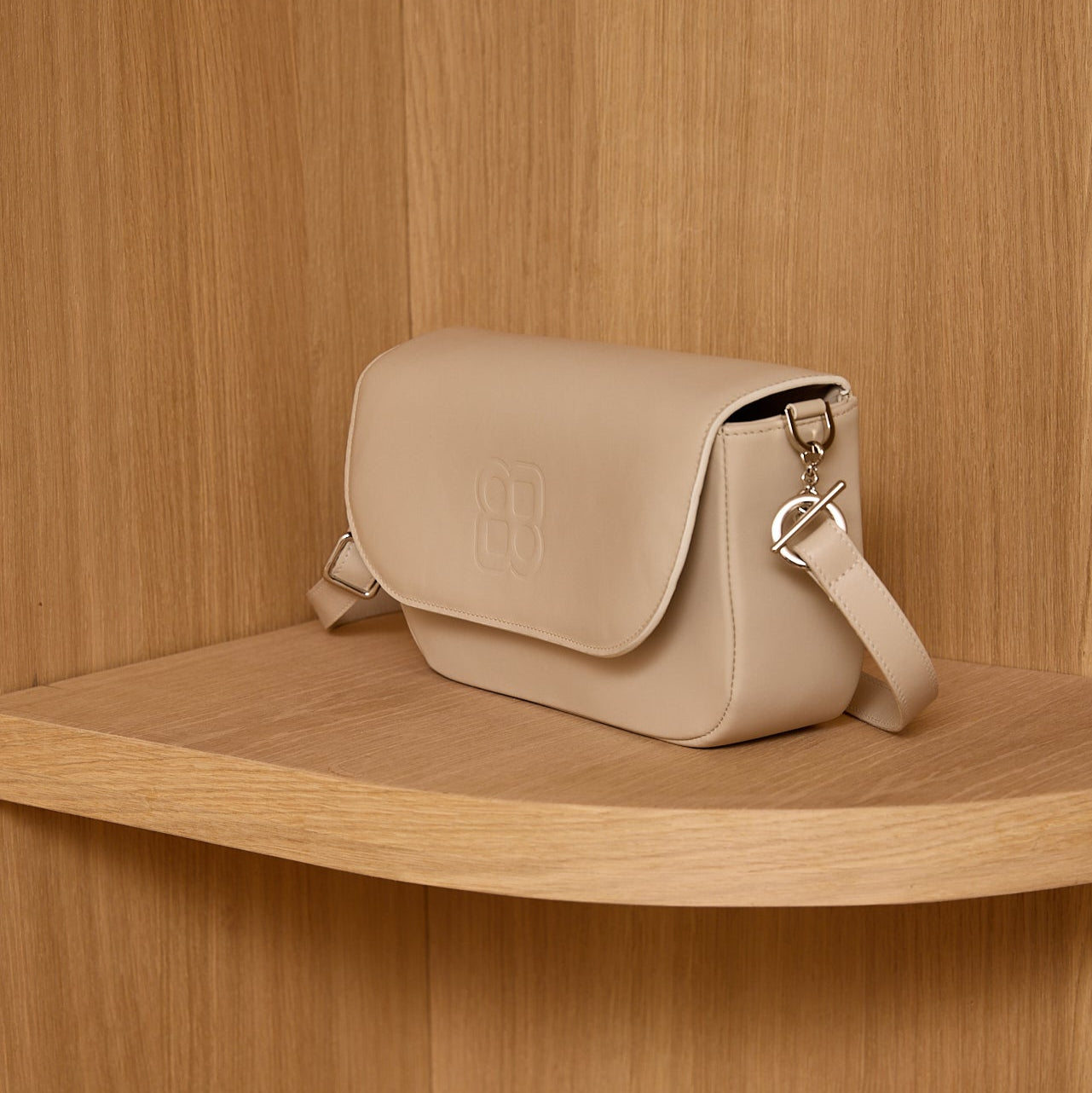 sac-jeanne-cuir-luxe-ecru-perle-bandouliere-005-lolo-chatenay