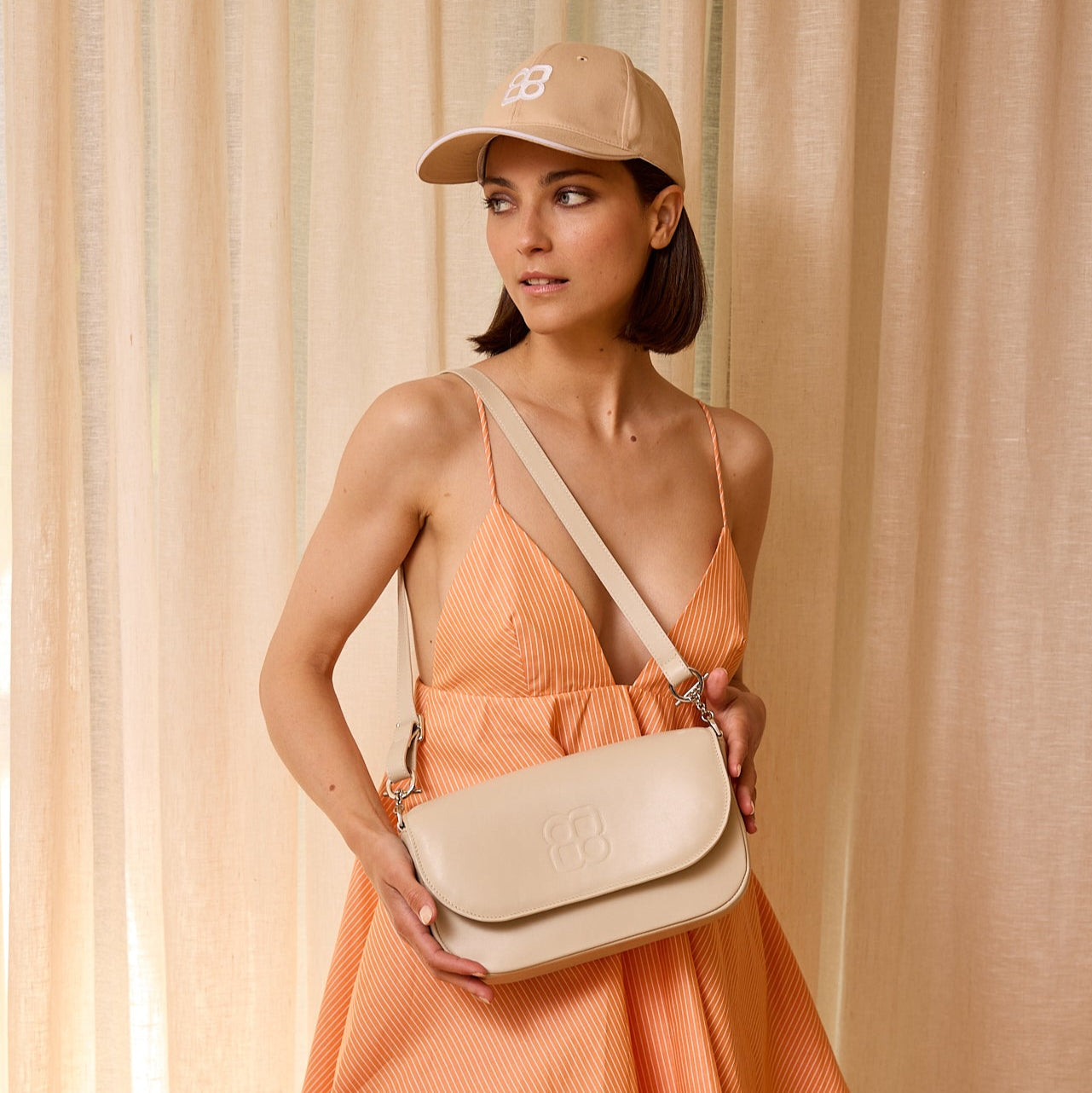 sac-jeanne-cuir-luxe-ecru-perle-bandouliere-porte-casquette-ecru-002-lolo-chatenay