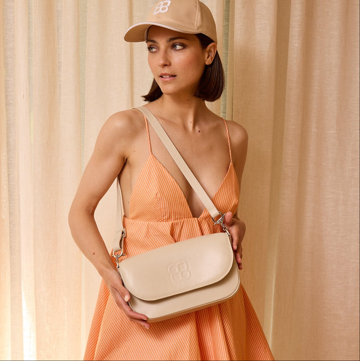 sac-jeanne-cuir-luxe-ecru-perle-bandouliere-porte-casquette-ecru-002-lolo-chatenay