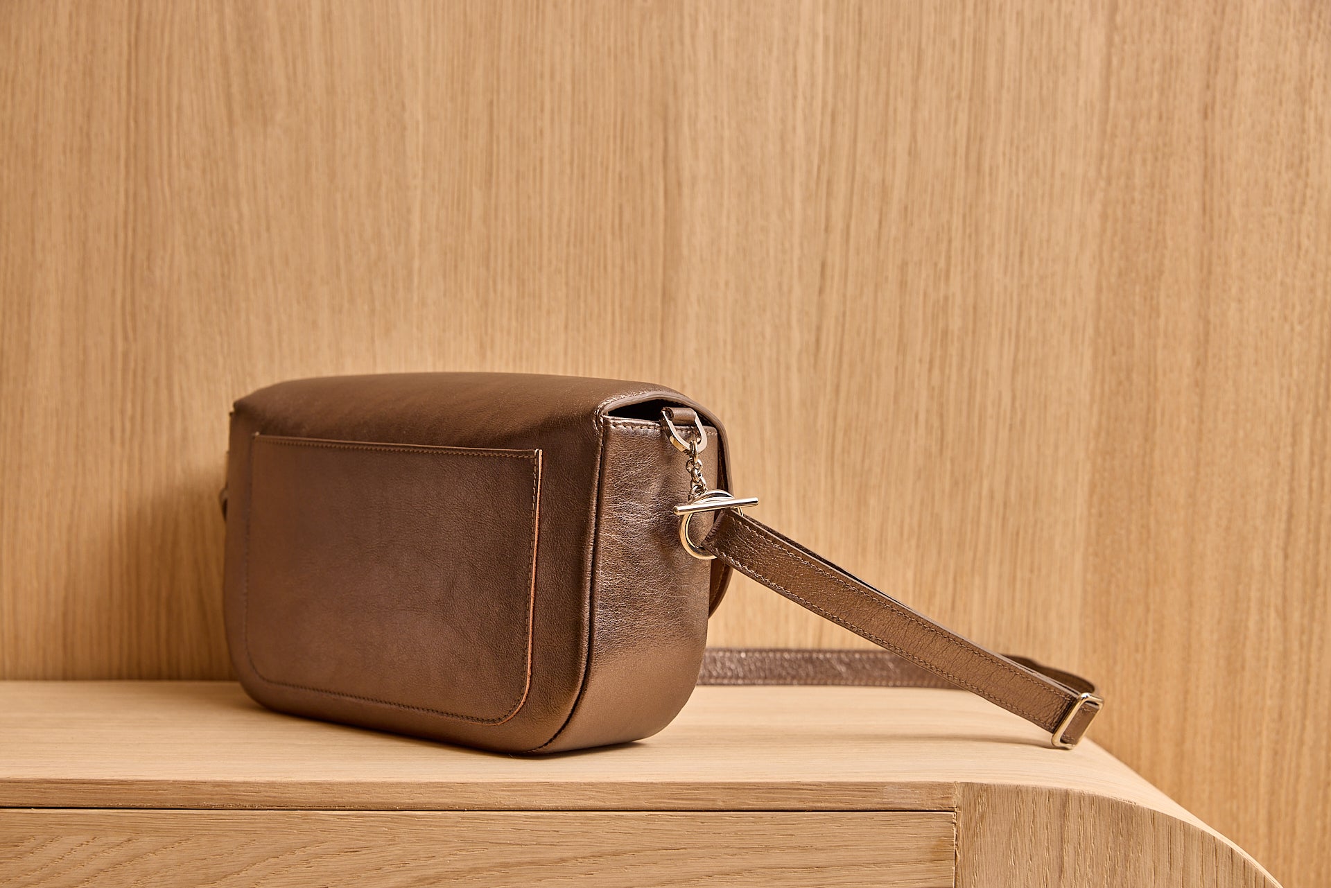 sac-jeanne-cuir-luxe-metallise-mordore-bandouliere-poche-arriere-005-lolo-chatenay