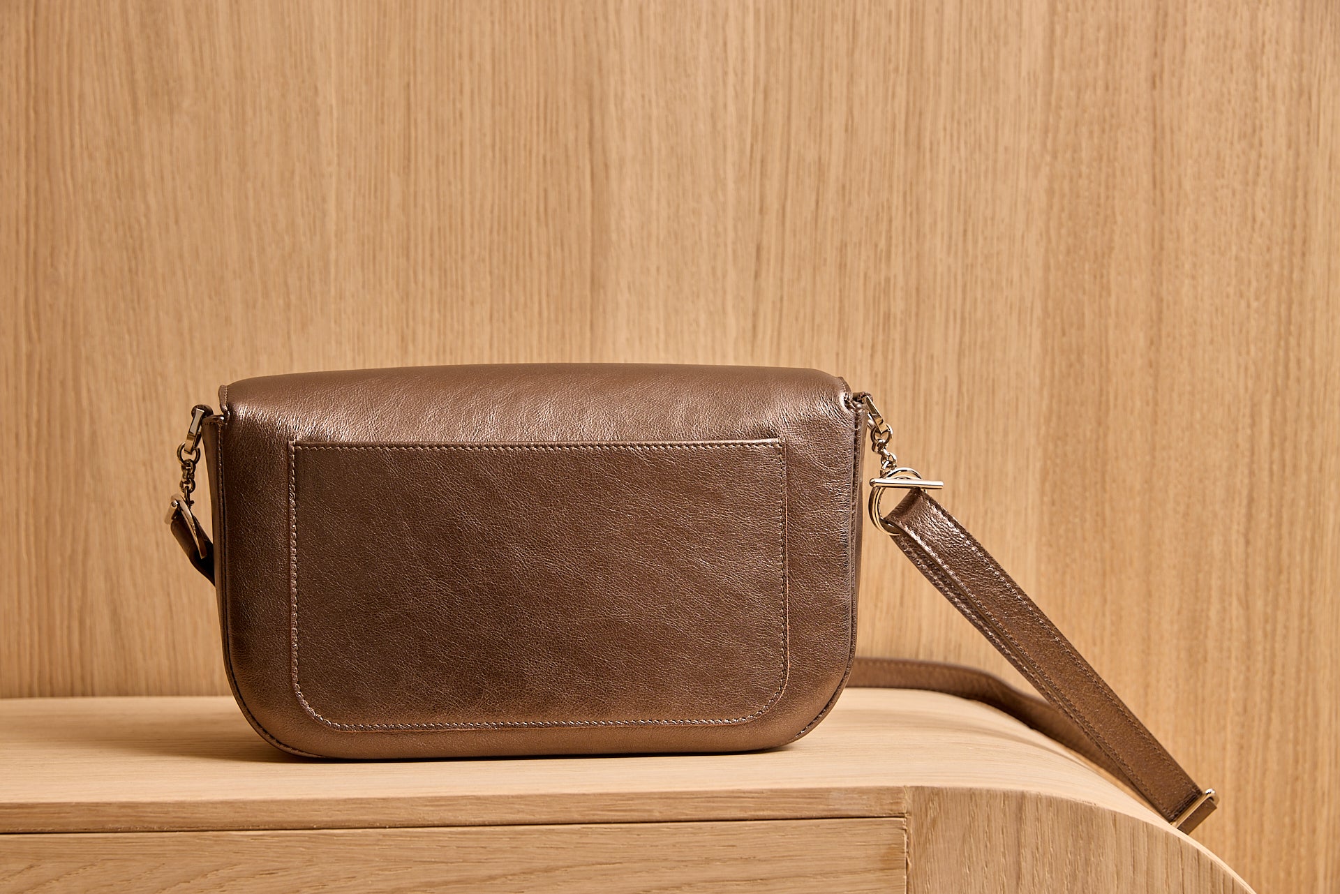 sac-jeanne-cuir-luxe-metallise-mordore-bandouliere-poche-arriere-008-lolo-chatenay