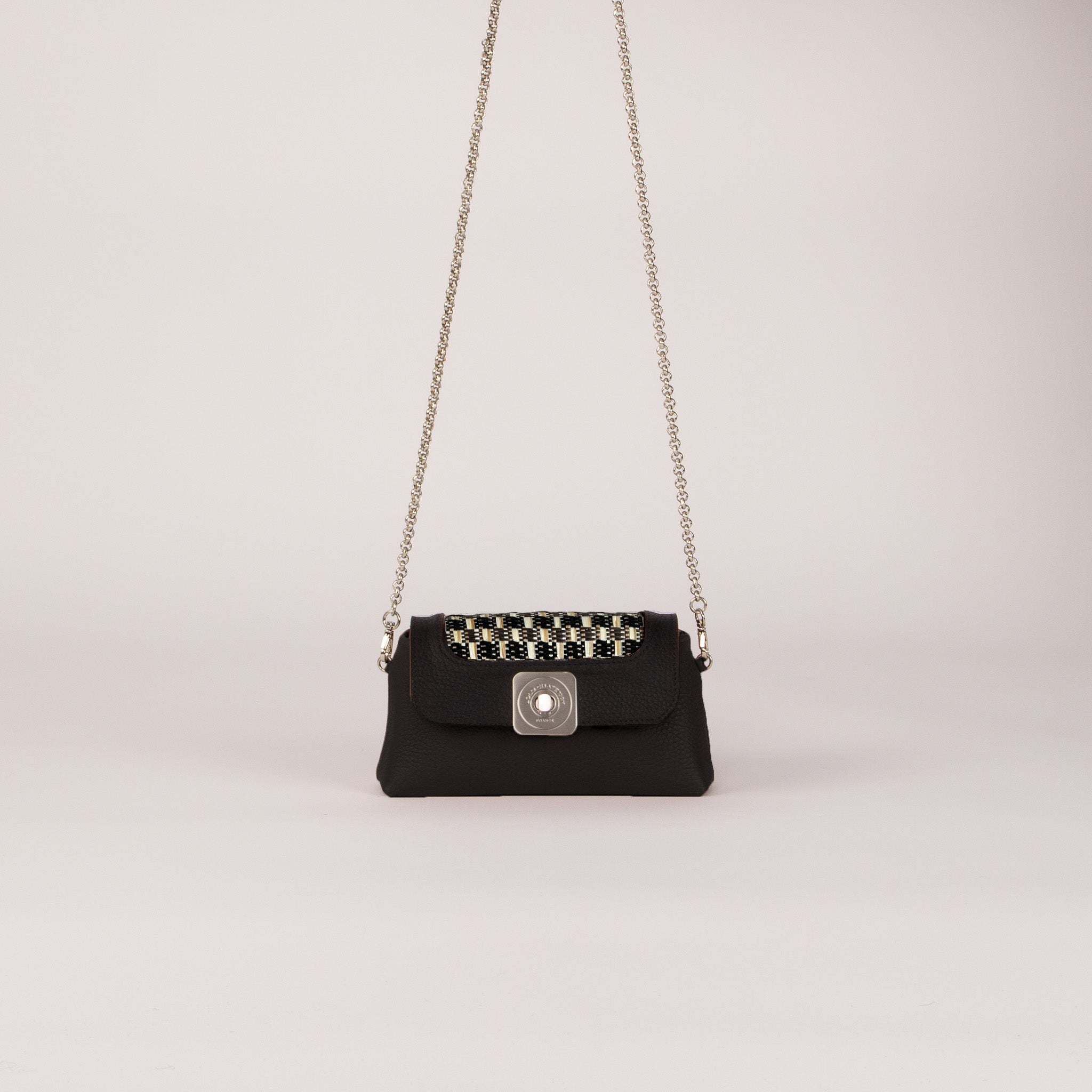 sac-nano-xl-bubble-cuir-luxe-noir-rafia-noir-ecru-chaine-bandouliere-001-lolo-chatenay