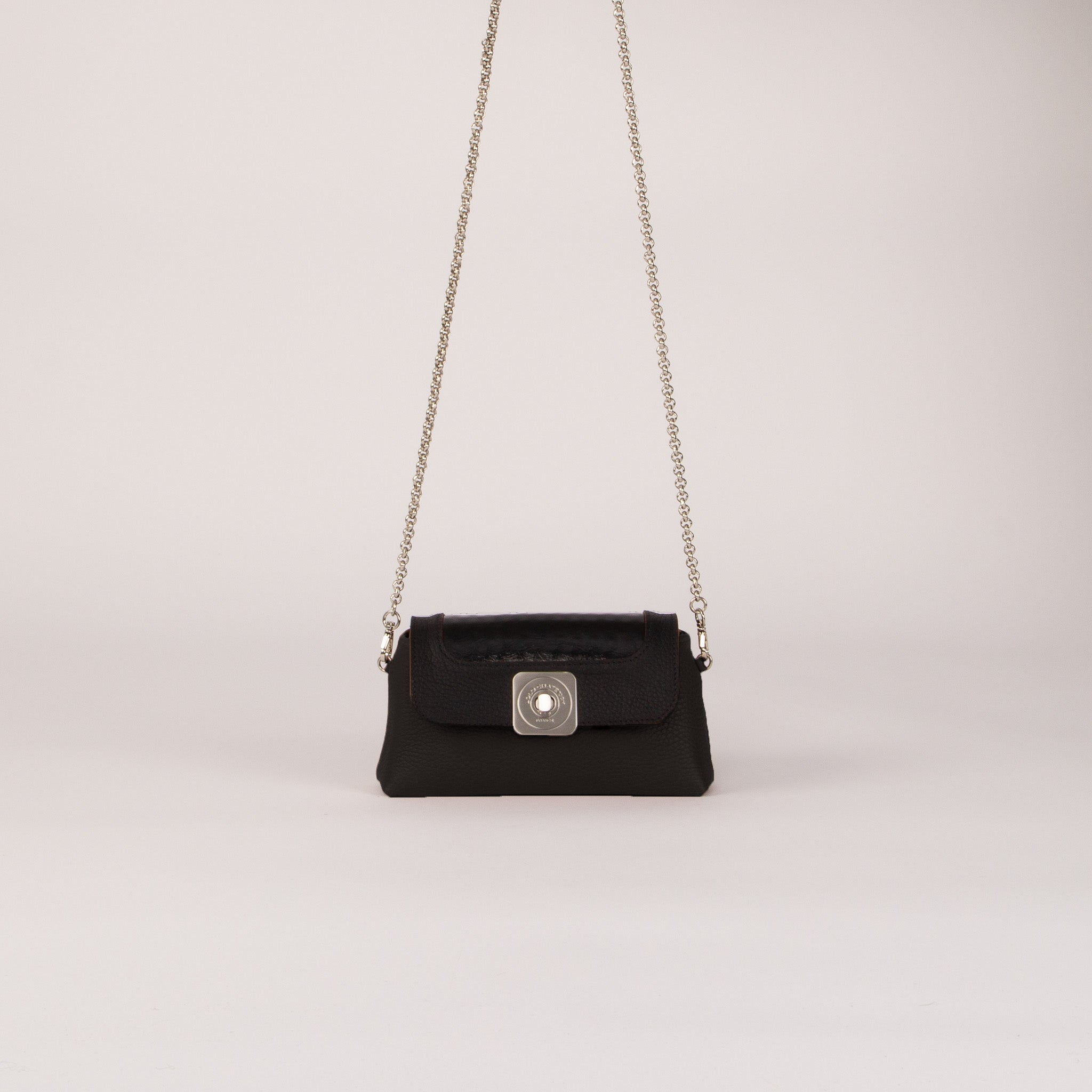 sac-nano-xl-bubble-cuir-luxe-noir-vernis-noir-chaine-bandouliere-004-lolo-chatenay