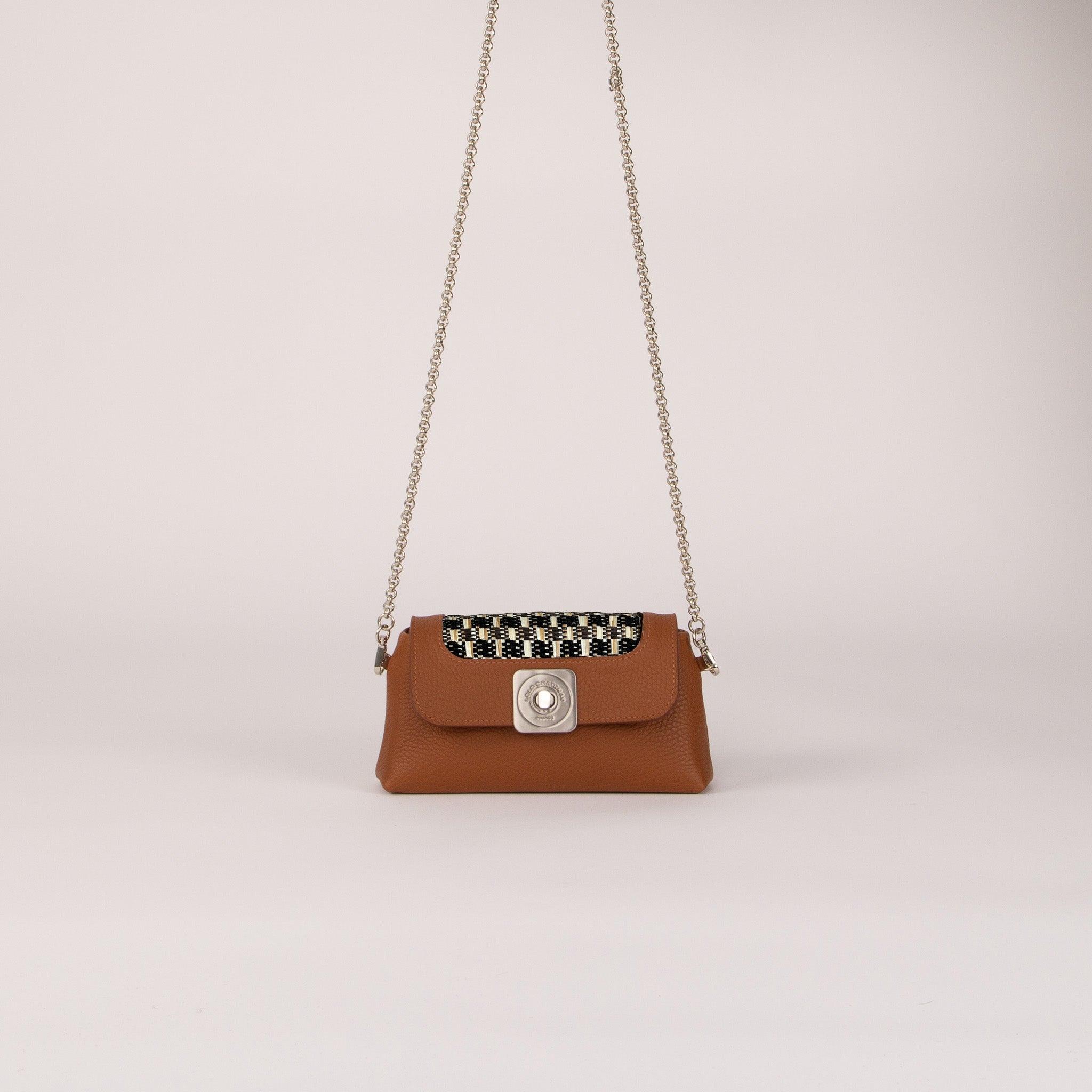sac-nano-xl-cuir-luxe-camel-bubble-rafia-noir-ecru-chaine-bandouliere-001-lolo-chatenay