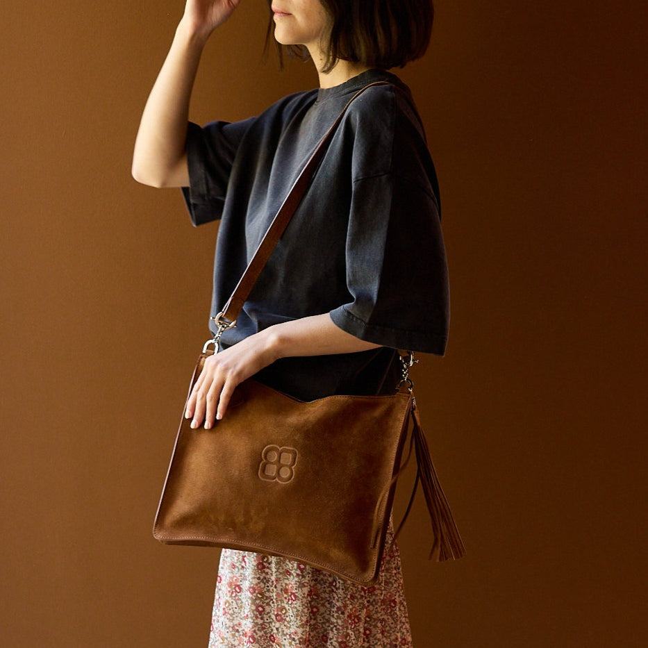 sac-simone-cuir-luxe-facon-nubuck-camel-franges-bandouliere-porte-007-lolo-chatenay