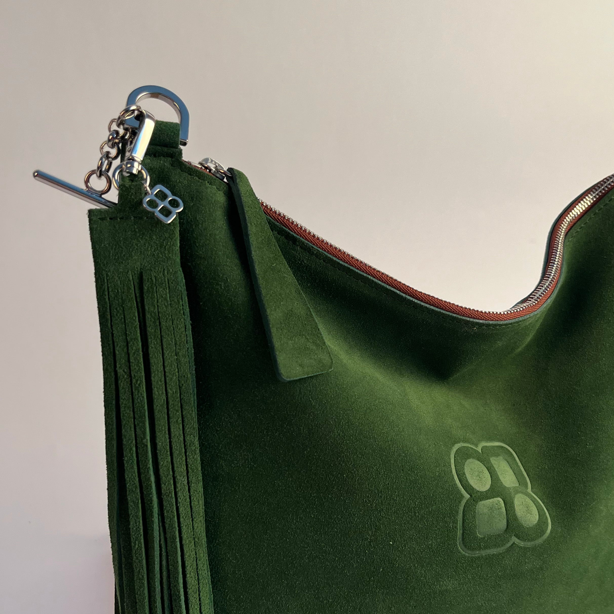 sac-simone-cuir-luxe-facon-nubuck-vert-pistache-franges-gros-plan-007-lolo-chatenay