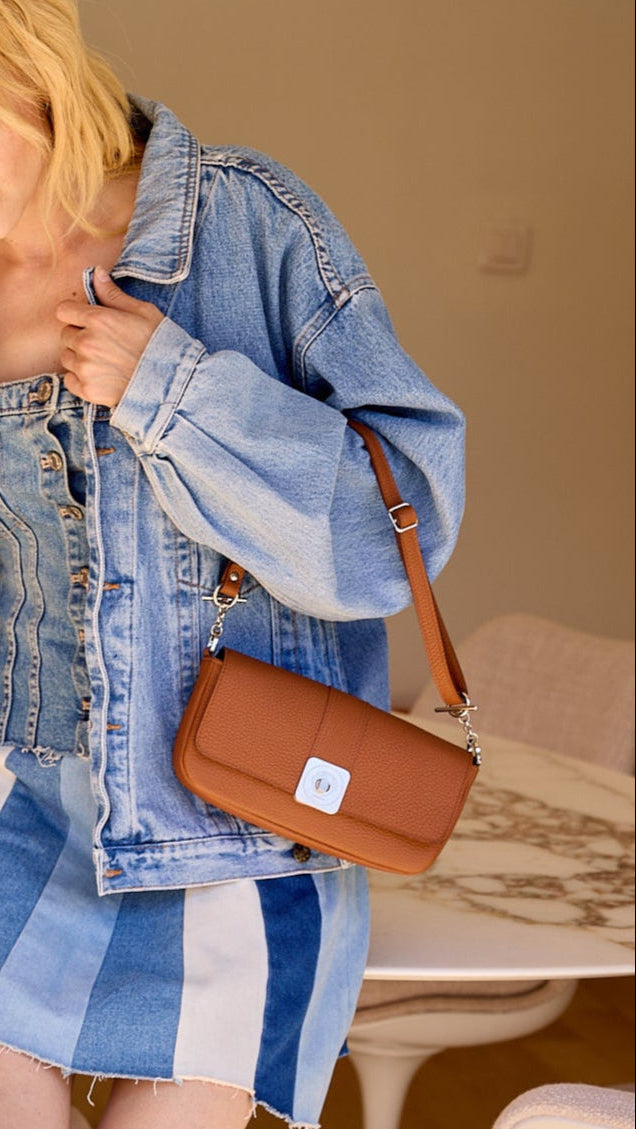 sac-auguste-cuir-luxe-camel-baguette-bandouliere-porte-007-lolo-chatenay