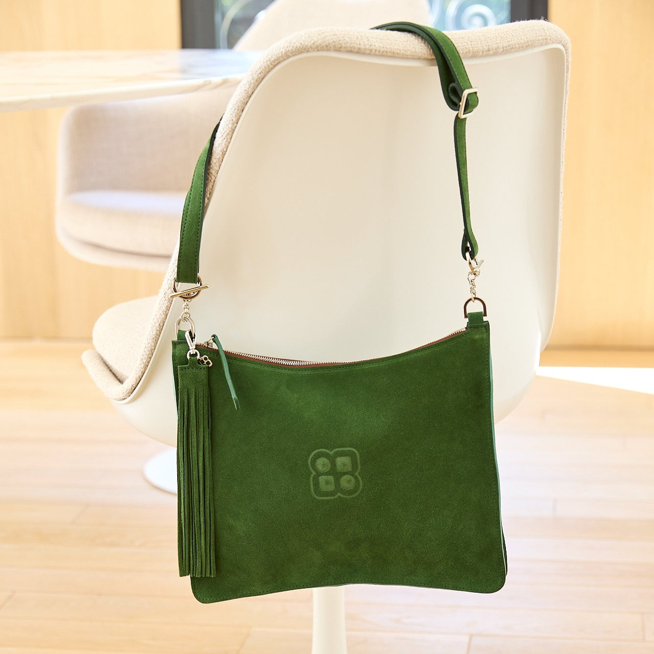 sac-simone-cuir-luxe-facon-nubuck-vert-pistache-franges-bandouliere-001-lolo-chatenay